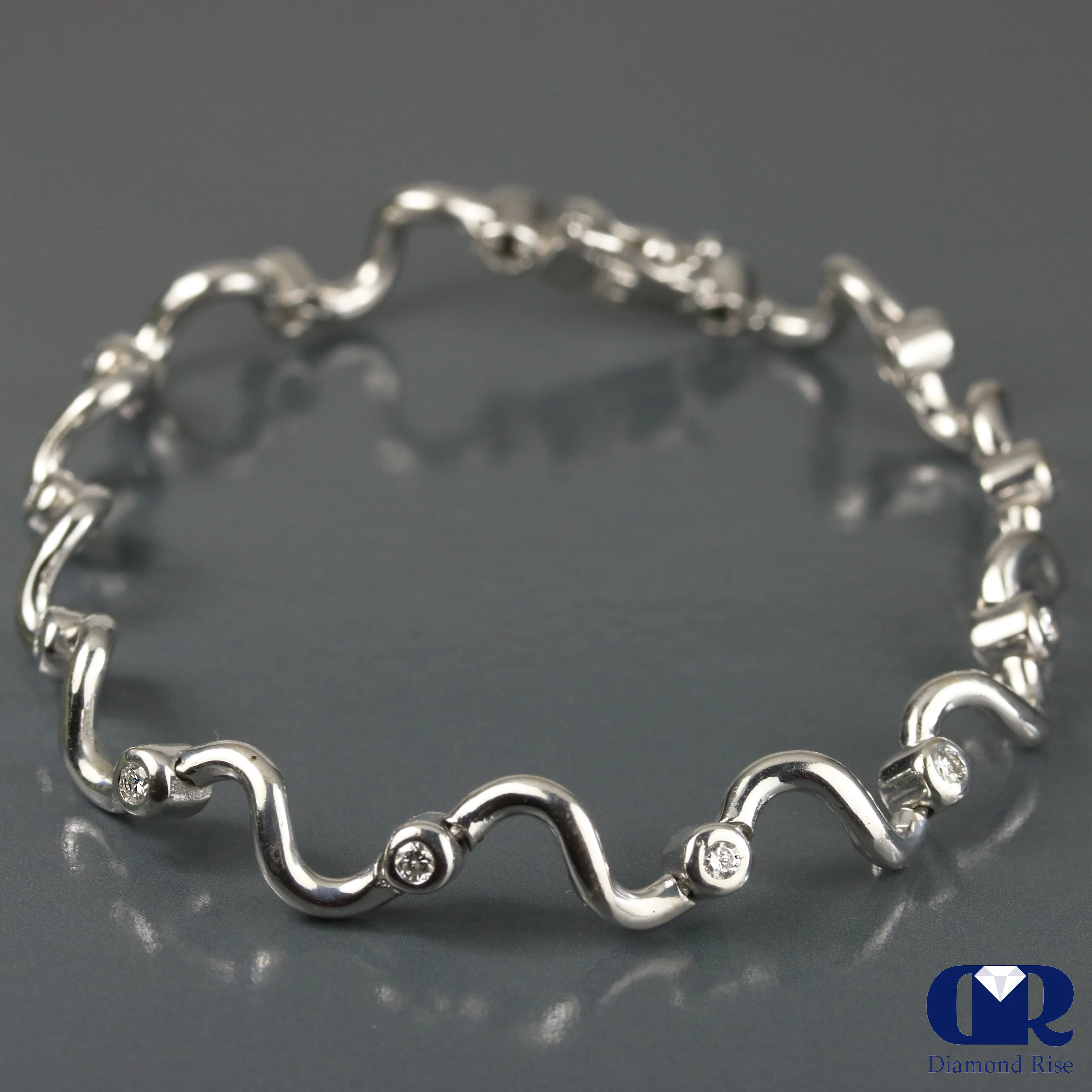 Women's Diamond Wave Shaped Tennis Bracelet In 14K White Gold