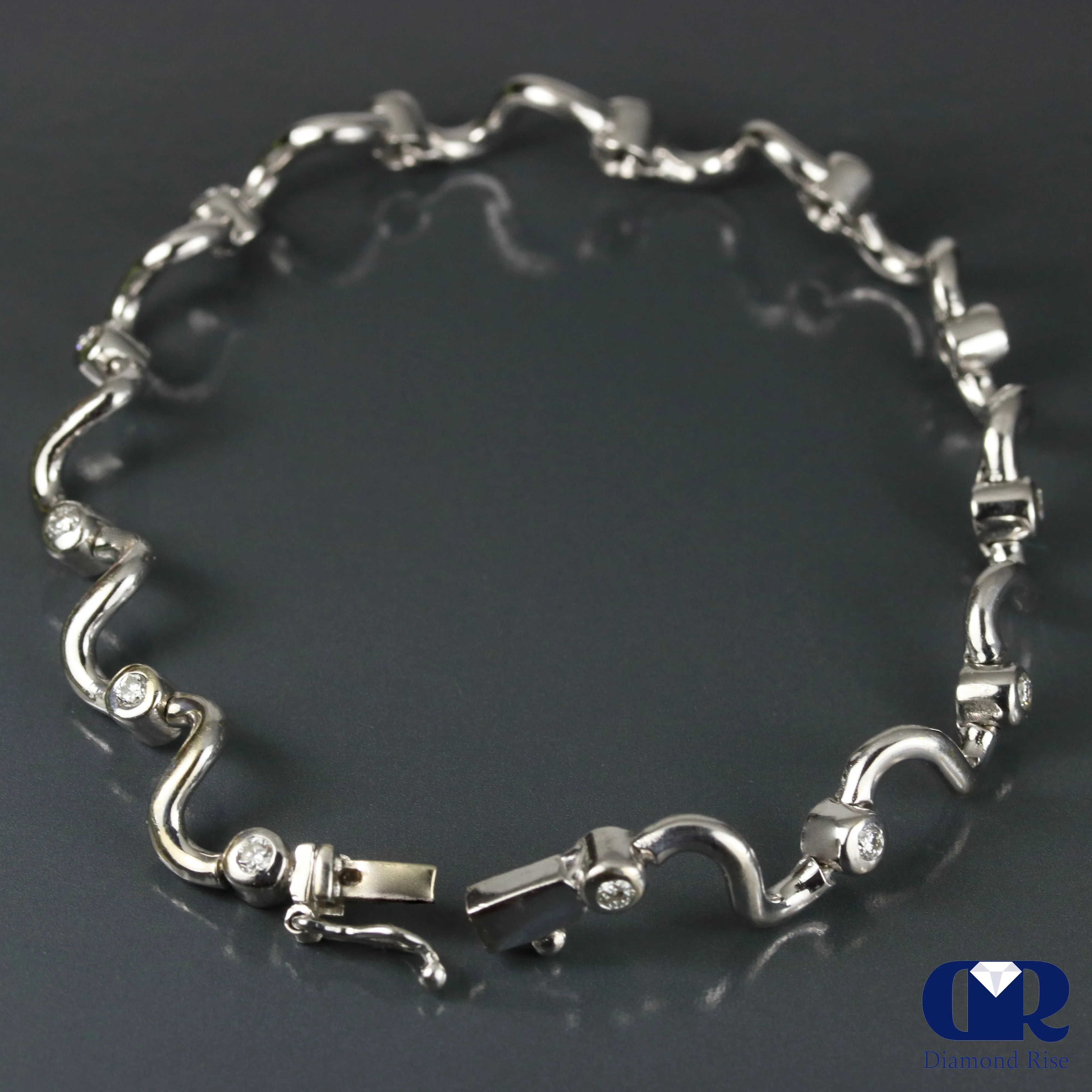 Women's Diamond Wave Shaped Tennis Bracelet In 14K White Gold